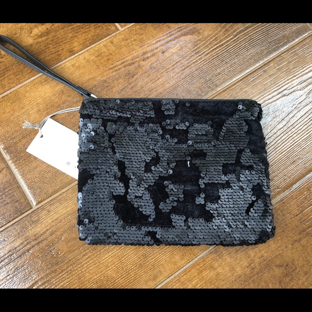 🔥 NWT Black sequin + Velvet Wristlet 🔥
